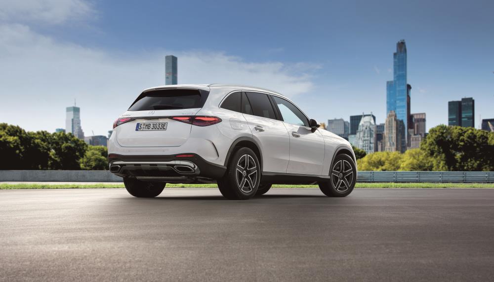 glc220d4matic-exterior-2-amgline.jpg