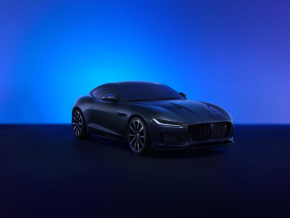 005_Jag_F-TYPE_24MY_Coupe_Exterior_Front_3Qr_021_111022.jpg